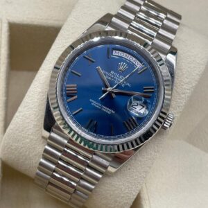 Rolex Oyster Perpetual Day-Date 40 – Mostrador Azul Sunburst, Aro Canelado (Fluted Bezel), Pulseira President e Movimento Automático Suíço.
