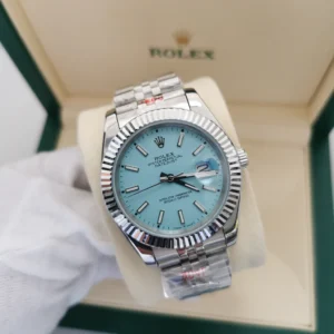 Rolex Oyster Perpetual Datejust 36 – Mostrador Azul-Claro (Ice Blue/Tiffany Blue), Aro Canelado (Fluted Bezel) e Pulseira Jubilee em Aço Inoxidável.